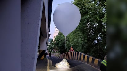 Un globo con basura enviado por Corea del Norte