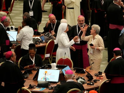 Los participantes en la sesión de apertura de la 16ª Asamblea General del Sínodo de los Obispos llegan a la sala Pablo VI, en el Vaticano, este miércoles.