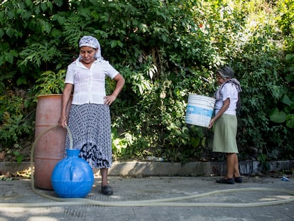 El agua brota por los grifos cada cinco u ocho días para las comunidades de Panchimalquito, Pajales y El Divisadero. Cada familia tiene permitido llenar hasta dos barriles cada vez que llega a los grifos comunitarios. Por este servicio pagan cuatro dólares al mes.