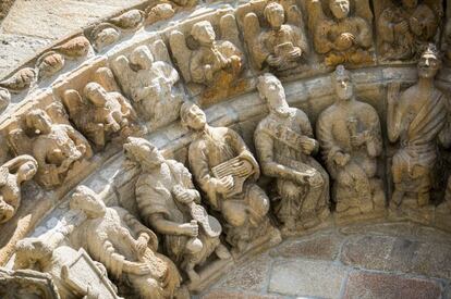 Detalle del pórtico de la iglesia de San Martiño, en Noia.