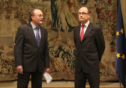 Luis María Linde, nuevo gobernador del Banco de España con el nuevo subgobernador, Fernando Restoy