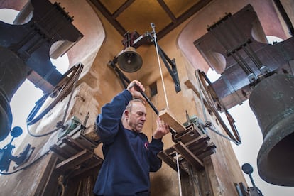 Las campanas de la iglesia de Campanar, un antiguo municipio integrado a la ciudad de Valencia en 1897, están automatizadas desde 1967, pero la Asociación de Campaneros se ocupa de que aún se sigan tocando de forma manual para no perder la tradición.