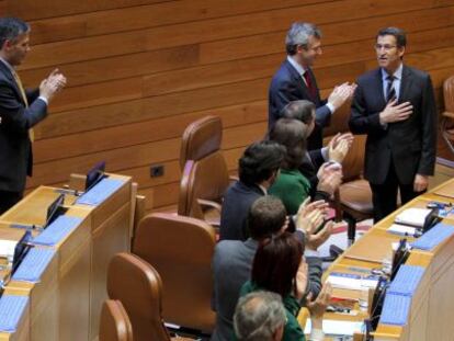 El presidente de la Xunta, Alberto Núñez Feijóo, recibe el aplauso de su grupo tras ser elegido en 2009