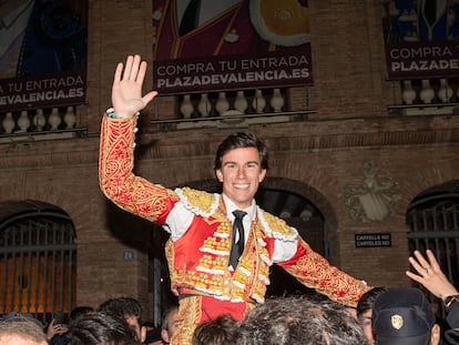 Alejandro Peñaranda, a hombros en el primer festejo de la Feria de Fallas.