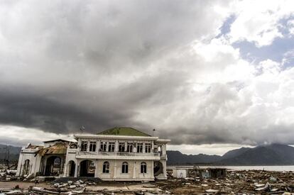 Esta es la Mezquita Ulee Lheue de Banda Aceh después del tsunami. Pese a su resistencia, quedó muy dañada.