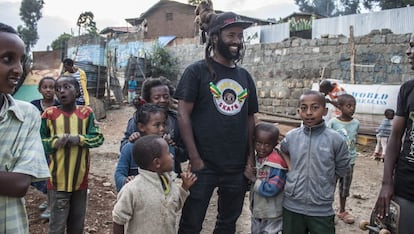 Israel Dejene (Izzy), con un grupo de niños beneficiarios del proyecto Megabiskate.