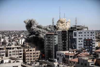 Bombardeo israelí del edificio en Gaza capital en el que tenían sus oficinas la cadena Al Jazeera y la agencia Associated Press, el 15 de mayo de 2021.