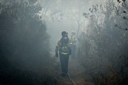 Cap a les 18.00 s'ha aconseguit dominar el foc, que s'estenia cap a Sant Cugat.