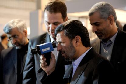 Mahmud Ahmadineyad, durante una exposición de tecnología láser iraní celebrada ayer en Teherán.