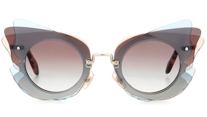 Gafas llamativas

Otra de las enseñas que más juega con la forma de la montura es Miu Miu, como estas con superposiciones de diferentes tonos (259 euros)