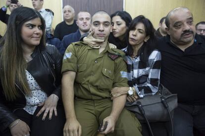 El soldado israelí Elor Azaria espera junto a su familia a la lectura de la sentencia durante su juicio por disparar y matar a un atacante palestino reducido e inmovilizado en el tribunal militar de Tel Aviv, Israel, el 4 de enero de 2017.