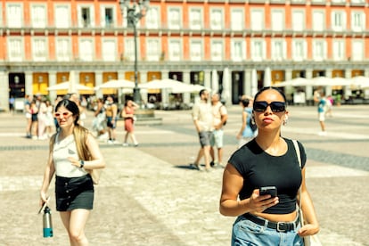 Altas temperaturas en la Plaza Mayor de Madrid, este jueves.