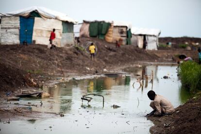 Las personas se enfrentan a riesgos de salud como malaria y cólera debido a la falta de buenas infraestructuras de drenaje. 32.000 personas viven actualmente en este PoC que ha sufrido los episodios más violentos de la guerra civil de Sudán del Sur.