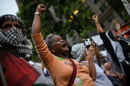 Mujeres gritan arengas en Río de Janeiro.