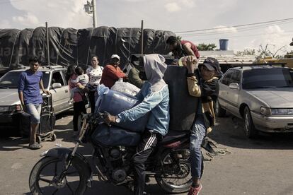 La energía y el gas también han aumentado sus precios. En agosto, el dato más reciente de inflación, crecieron el 3,29%. Por su parte, los alimentos han subido 1,85%. En la imagen, motociclistas cargan tanques llenos de gasolina en el cruce fronterizo colombo-venezolano en Paraguachón, Colombia, el jueves 11 de agosto de 2022.