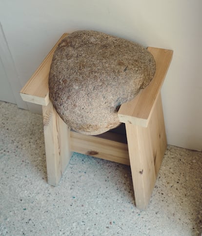 Taburete de madera y piedra del danés Hans Severin Jacobsen.