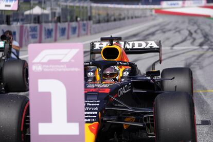 Max Verstappen, sentado en su coche tras conseguir la pole en el Red Bull Ring.