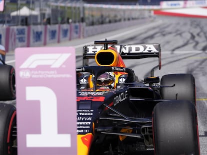 Max Verstappen, sentado en su coche tras conseguir la pole en el Red Bull Ring.