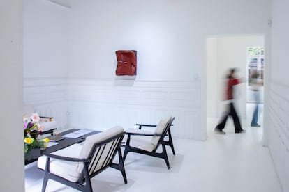 Sala de la Galería Travesía Cuatro con la obra "Bulto" de Ángela de la Cruz.