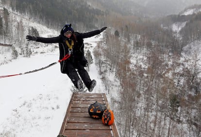 Un miembro del grupo de aficionados de salto con maquillaje de Halloween salta por un puente de 44 metros de altura en Krasnoyarsk (Rusia) el 29 de octubre.