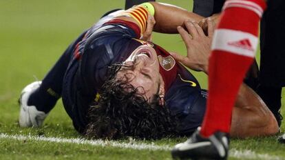 Puyol, en el suelo tras sufrir la lesión