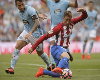 El delantero del Atlético de Madrid Fernando Torres (d) y el defensa del Celta de Vigo Hugo Mallo (i), durante el partido de la tercera jornada de Liga de Primera División disputado en el estadio de Balaídos.