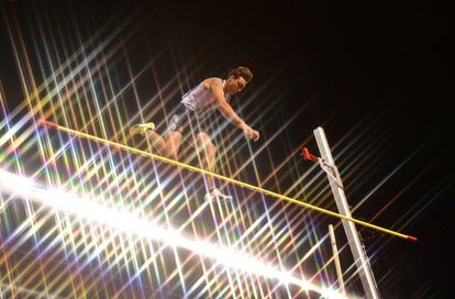 Armand Duplantis, de Suecia, durante la prueba de salto con pértiga masculino de la Liga Diamante celebrado en el estadio Rey Balduino, en Bruselas (Bélgica).