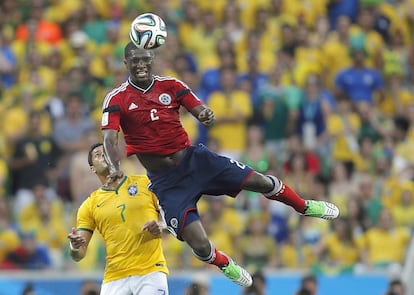 Hulk of Brazil e o colombiano Cristian Zapata disputam a bola.