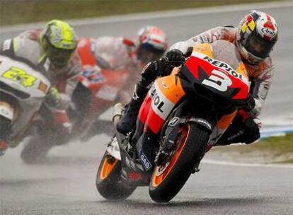 Dani Pedrosa durante la sesión de entrenamientos libres en Japón, por delante de Tony Elías y de Casey Stoner.