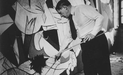 Picasso, fotografiado por Dora Maar mientras trabaja en el 'Guernica'.