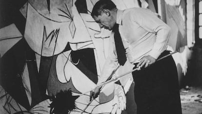 Picasso, fotografiado por Dora Maar mientras trabaja en el 'Guernica'.