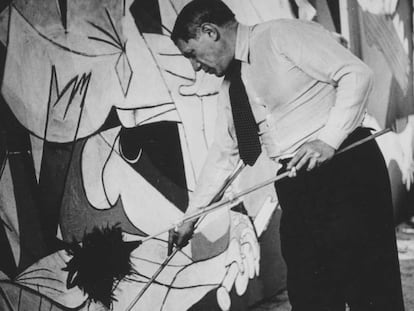 Picasso, fotografiado por Dora Maar mientras trabaja en el 'Guernica'.