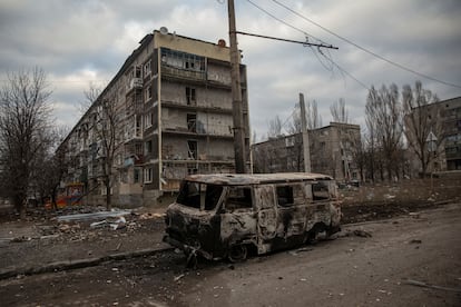 Una calle destrozada de Bajmut, el viernes. 