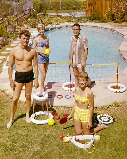 Clint Eastwood con su esposa Maggie y amigos en una piscina en la década de los sesenta.