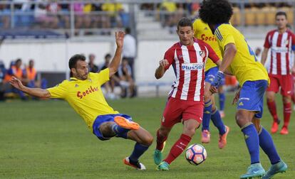 Lucas se intenta marchar de Servando. 