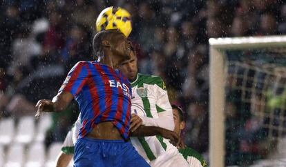 Simao, del Levante, pelea un balón aéreo con el cordobesista Luso.