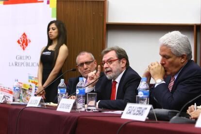 Juan Luis Cebri&aacute;n, junto a Gustavo Mohme (derecha), durante la conferencia en Lima.