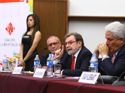 Juan Luis Cebri&aacute;n, junto a Gustavo Mohme (derecha), durante la conferencia en Lima.