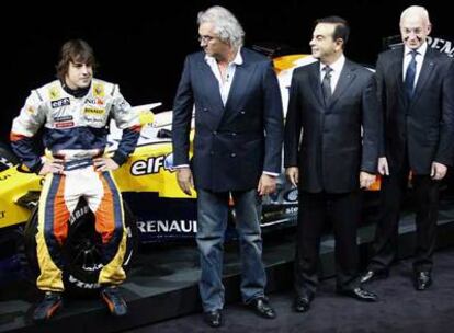 Alonso posa sentado en el R28 junto a Flavio Briatore, Carlos Ghosn, presidente de Renault, y Bernard Rey, presidente del equipo de F-1, ayer en París.