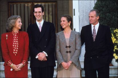 En noviembre de 1994, el palacio de la Zarzuela anunció el compromiso de la infanta Elena con el aristócrata Jaime de Marichalar. En la imagen, junto a los reyes Juan Carlos y Sofía.