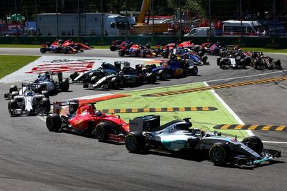 Una de las primeras curvas de la carrera con Hamilton en cabeza