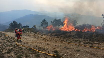 Militares de la UME trabajan en uno de los focos de los incendios de Asturias, el jueves.