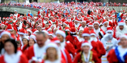 Más de 10.000 corredores disfrazados de Santa Claus recorren 5 kilómetros por las calles de Liverpool, 1 de diciembre de 2013.