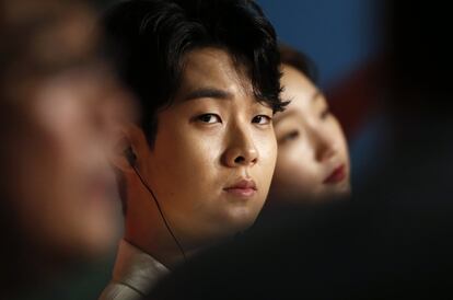 El actor Choi Woo-Shik es retratado durante la conferencia de prensa del estreno del filme 'Parasite', del director surcoreano Bong Joon-ho, este miércoles en Cannes (Francia).