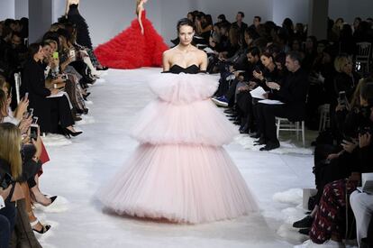 El desfile de alta costura de Giambattista Valli estuvo cargado de romanticismo. Opulentos y voluminosos vestidos, con metros de tul, fueron una de las propuestas de la firma en su colección de alta costura primavera verano 2016.