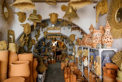 Turistas admiran el trabajo en la tienda de los alfareros Angel y Loli en Nijar, Almería.