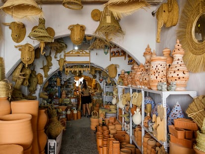 Turistas admiran el trabajo en la tienda de los alfareros Angel y Loli en Nijar, Almería.
los cuales elaboran sus piezas de ceramica artesanalmente . Fotografía: FRANCISCO BONILLA