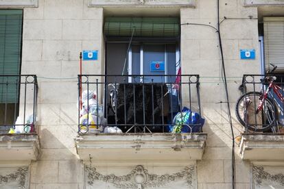 Suciedad acumulada en un balcón de la calle Saavedra Fajardo, cerca del Paseo de Extremadura.