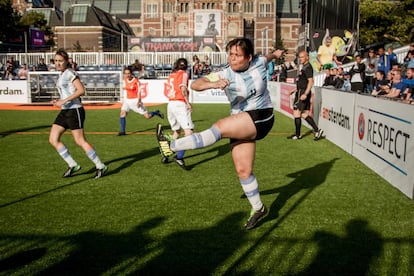 Una futbolista argentina patea el bal&oacute;n