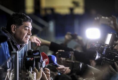 Diego Maradona habla con la prensa en la final de Copa Davis en Zagreb.